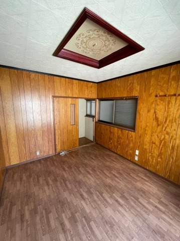 明美の里町　中古一戸建ての洋室|洋室8.5帖　中2階
■物件内覧・資金計画相談・住宅ローン相談、リフォーム相談、お問合せ受付中■
※当日・翌日のご内覧、ご相談はお電話でのお問合せがスムーズです！