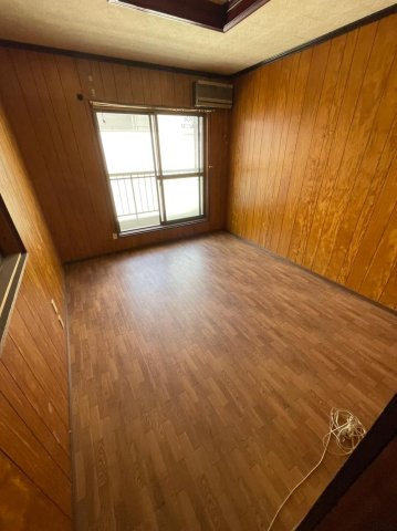 明美の里町　中古一戸建ての子供部屋|洋室8.5帖　中2階
■物件内覧・資金計画相談・住宅ローン相談、リフォーム相談、お問合せ受付中■
※当日・翌日のご内覧、ご相談はお電話でのお問合せがスムーズです！