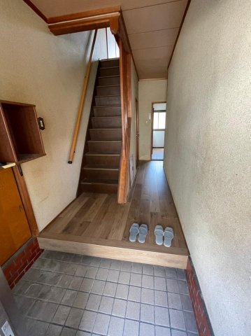 明美の里町　中古一戸建ての内装|玄関ホール
■物件内覧・資金計画相談・住宅ローン相談、リフォーム相談、お問合せ受付中■
※当日・翌日のご内覧、ご相談はお電話でのお問合せがスムーズです！