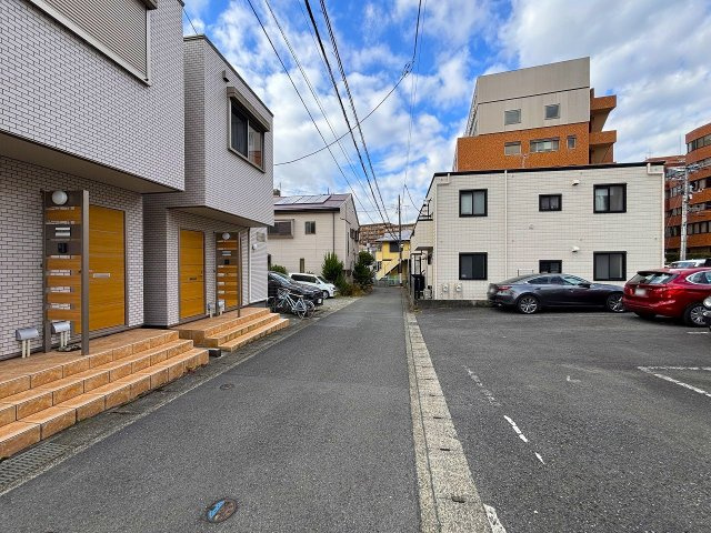 【前面道路含む現地写真】 | ◇◆秦野市鶴巻北1丁目 売地◆◇ | 【北側道路部分】住宅が立ち並んでいるものの圧迫感を感じない雰囲気