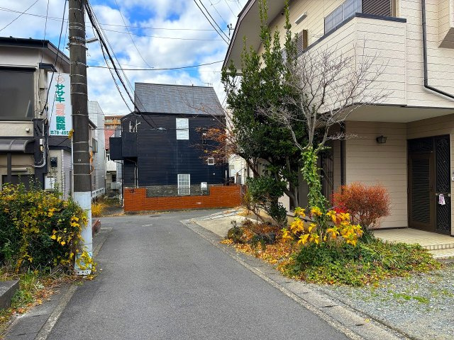【前面道路含む現地写真】 | ◇◆秦野市鶴巻北1丁目 売地◆◇ | 【南側道路部分】前面道路と高低差がありません。