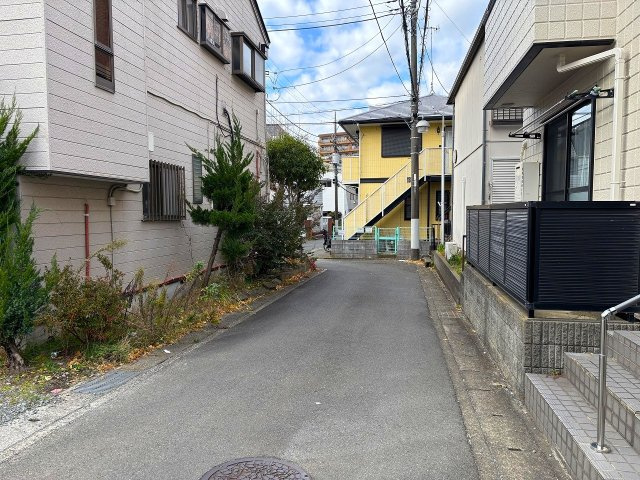 【前面道路含む現地写真】 | ◇◆秦野市鶴巻北1丁目 売地◆◇ | 【北側道路部分】建築条件なしの為、お好きなハウスメーカーで建築可能です。