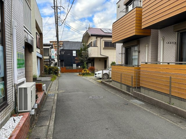 【前面道路含む現地写真】 | ◇◆秦野市鶴巻北1丁目 売地◆◇ | 【南側道路部分】三方道路すべて幅員4mです。