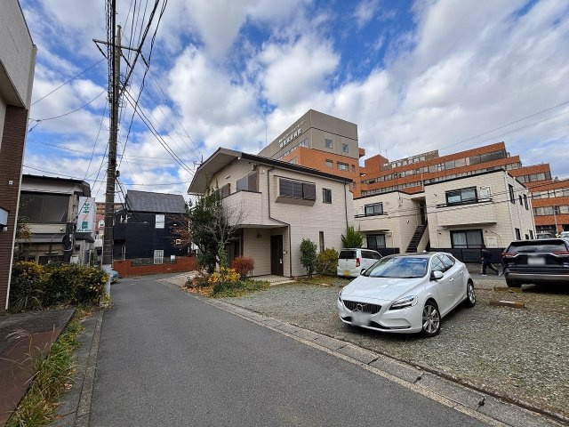 【前面道路含む現地写真】 | ◇◆秦野市鶴巻北1丁目 売地◆◇ | 東側隣地駐車場につき開放感があります！