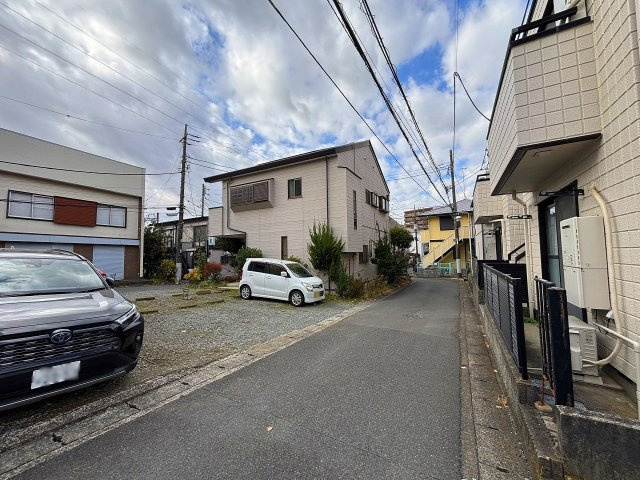 【前面道路含む現地写真】 | ◇◆秦野市鶴巻北1丁目 売地◆◇ | 【北側道路部分】小田急線快速急行で60分、新宿駅まで1本で行くことができます。