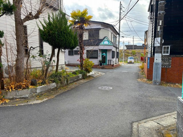 【前面道路含む現地写真】 | ◇◆秦野市鶴巻北1丁目 売地◆◇ | 【西側道路部分】徒歩5分圏内にスーパー、ドラッグストア、コンビニ等あり便利な住環境です。