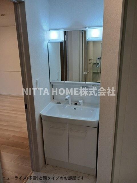 アベニールの洗面所|【イメージ写真】三面鏡のシャワー付き洗面台を完備＊