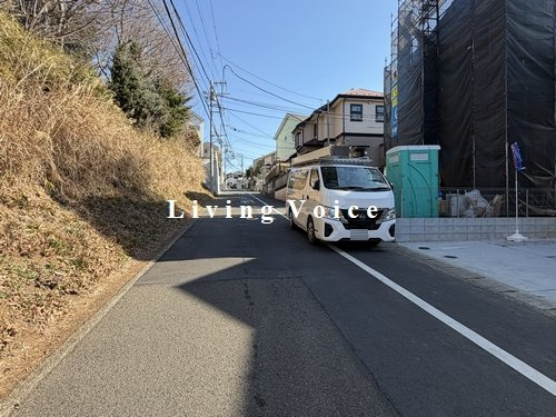 【前面道路含む現地写真】 | 【仲介手数料０円】藤沢市天神町2期　新築一戸建て　2号棟　全2棟 | 【仲介手数料０円】藤沢市天神町2期　新築一戸建て　全2棟