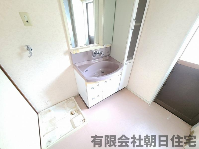【独立洗面台】 | 古志原7丁目 中古戸建5LDK ＋納戸 | 独立洗面台、小物を置くことができて便利です