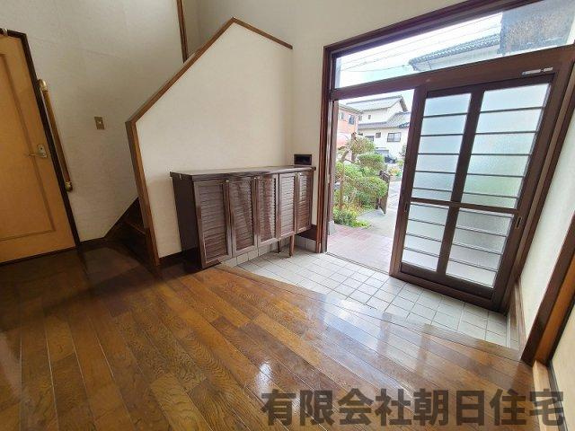 【玄関】 | 古志原7丁目 中古戸建5LDK ＋納戸 | 収納もある玄関です