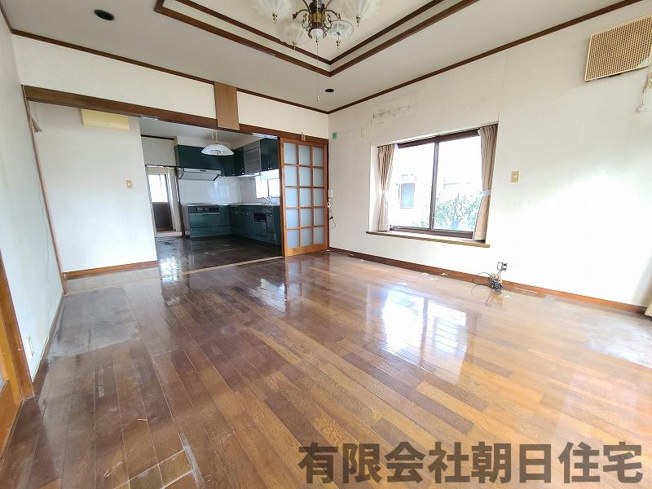 【居間・リビング】 | 古志原7丁目 中古戸建5LDK ＋納戸 | ゆったり過ごせるリビングです