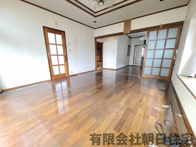 【居間・リビング】 | 古志原7丁目 中古戸建5LDK ＋納戸 | ゆったりとしたリビングです