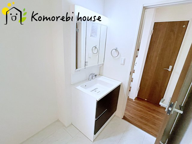 さいたま市見沼区大谷　第4　新築一戸建て　リーブルガーデン　01の独立洗面台|独立洗面化粧台が付いています