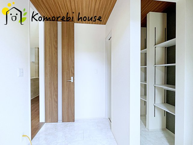 さいたま市見沼区大谷　第4　新築一戸建て　リーブルガーデン　01の玄関|落ち着いた玄関です