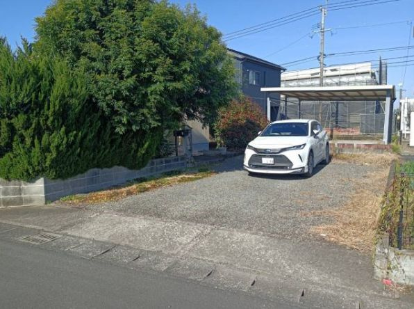 都城市野々美谷町の中古一戸建の駐車場