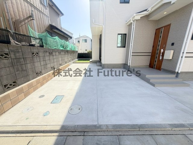 三郷市番匠免1丁目　新築戸建　全5棟　C号棟の駐車場|家族の車＋来客用にも便利な並列2台駐車