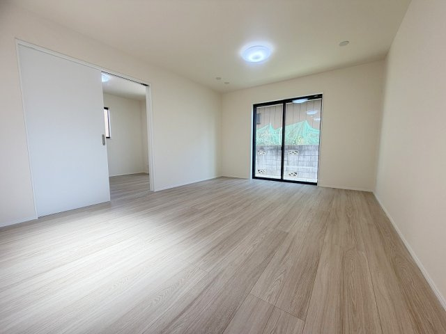 三郷市番匠免1丁目　新築戸建　全5棟　C号棟の前面道路含む現地写真|分譲地内の新設道路含む現地写真です。