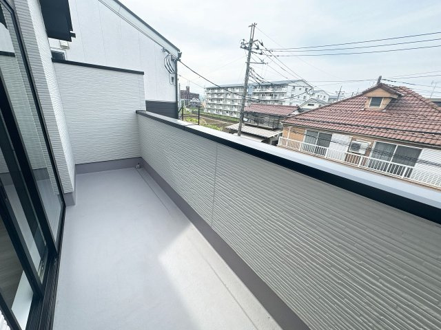 【バルコニー】 | 川越市田町　新築一戸建住宅　全1棟　(ふじみ野店) | 明るい陽射しを取り込むワイドバルコニーです。