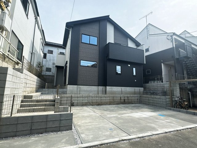 【外観】 | 川越市田町　新築一戸建住宅　全1棟　(ふじみ野店) | 広々としたバルコニーで開放感を感じられます。
駅や市街地が近く暮らしやすい立地です。