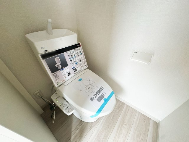 【トイレ】 | 川越市田町　新築一戸建住宅　全1棟　(ふじみ野店) | 白を基調とした清潔感のあるウォシュレットトイレです。