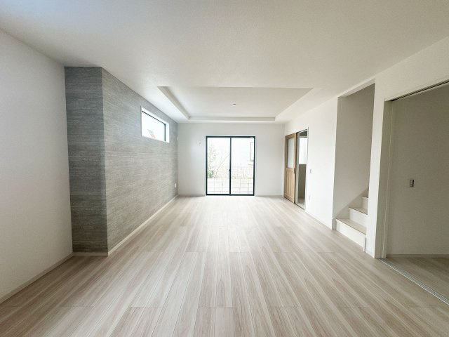 【居間・リビング】 | 川越市田町　新築一戸建住宅　全1棟　(ふじみ野店) | 明るい陽が差し、家具が配置しやすい間取りです。