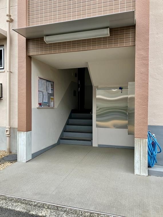 有馬南住宅１号棟のエントランス