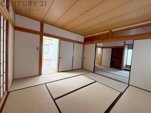 来客時の寝室や家事スペースなど、多目的に使える和室。畳ならではの柔らかさと調湿性で、季節を問わず快適に過ごせる便利な一部屋です。