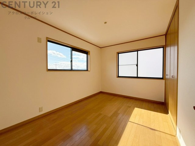 ２面採光で陽当りの良い洋室です。