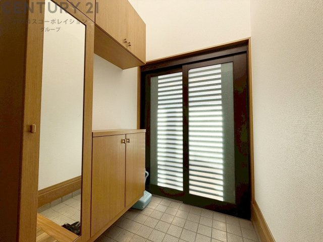 大きな玄関収納付きの玄関です　家族皆様の履物をしっかり収納できます　姿見付きでお出かけ前の身だしなみチェックに便利です
