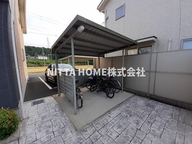 エスペラント・ボヌール　Ｂのエントランス|屋根付きの駐輪場は無料です★