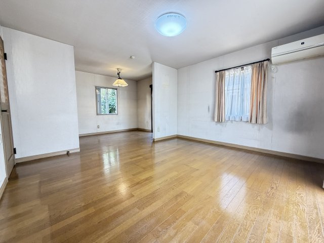 前橋市下大島町　中古住宅の居間・リビング|■リビングダイニングは東南角部屋です