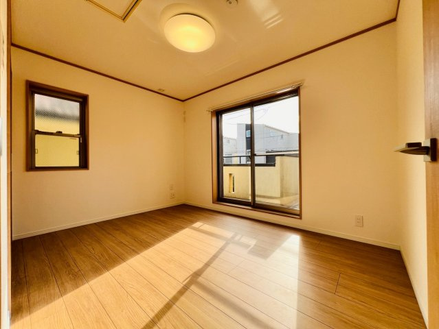 【洋室】 | 練馬区西大泉１丁目　中古戸建て | 穏やかな寛ぎを届ける上質仕様のゆとりある洋室で自分時間を充実