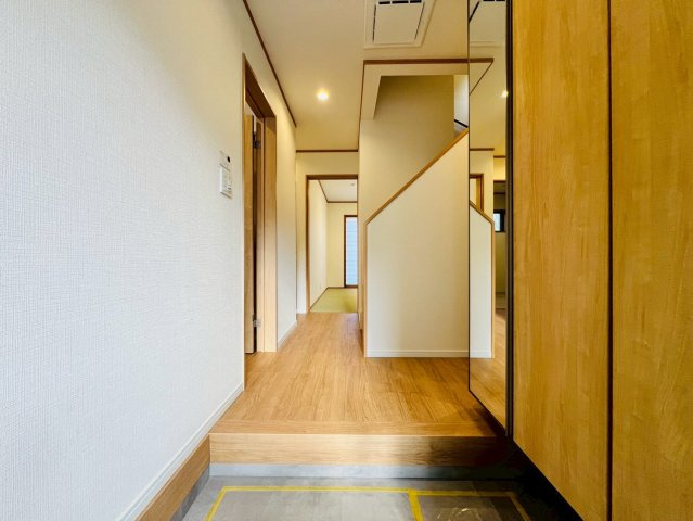 【玄関】 | 練馬区西大泉１丁目　中古戸建て | 居住者、来客を優しく迎え、安らぎに満ちた雰囲気を演出する玄関