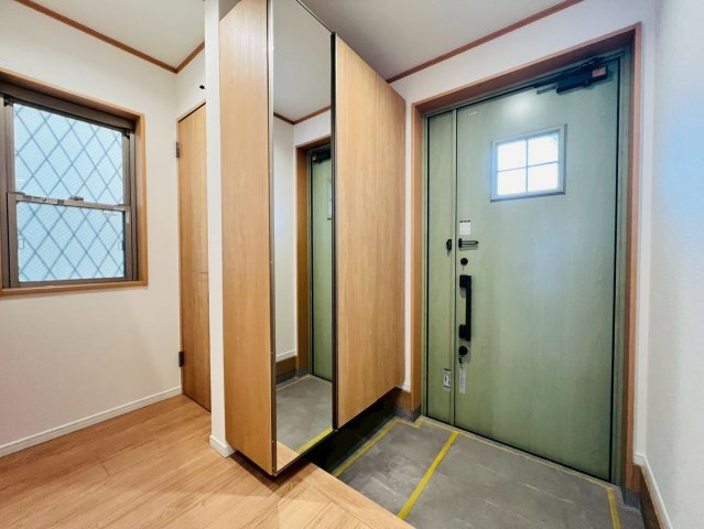 【玄関】 | 練馬区西大泉１丁目　中古戸建て | 開放的な玄関スペース、大型の姿見鏡が空間に広がりを演出します