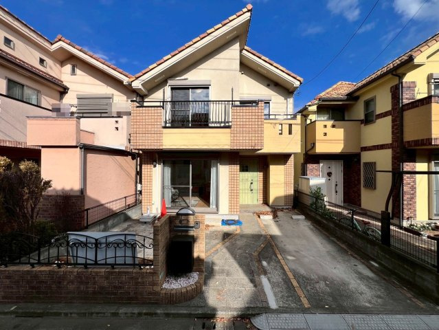 【外観】 | 練馬区西大泉１丁目　中古戸建て | 落ち着いた街並みに調和するやさしい色合いの外観