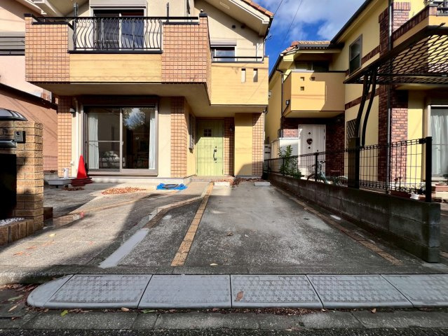 【駐車場】 | 練馬区西大泉１丁目　中古戸建て | ゆったりとした駐車スペースを確保、駐車は2台可能な広さです