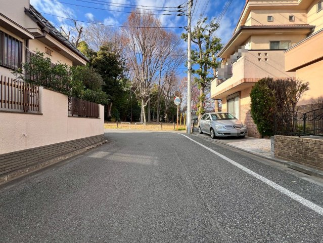 【前面道路含む現地写真】 | 練馬区西大泉１丁目　中古戸建て | 高く青い空を感じて暮らす街並みの一角、静かな暮らしを送れます