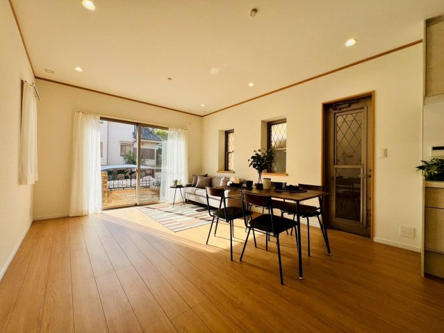 【居間・リビング】 | 練馬区西大泉１丁目　中古戸建て | 豊かな光が照らすこの場所で家族の記憶が紡がれていきます