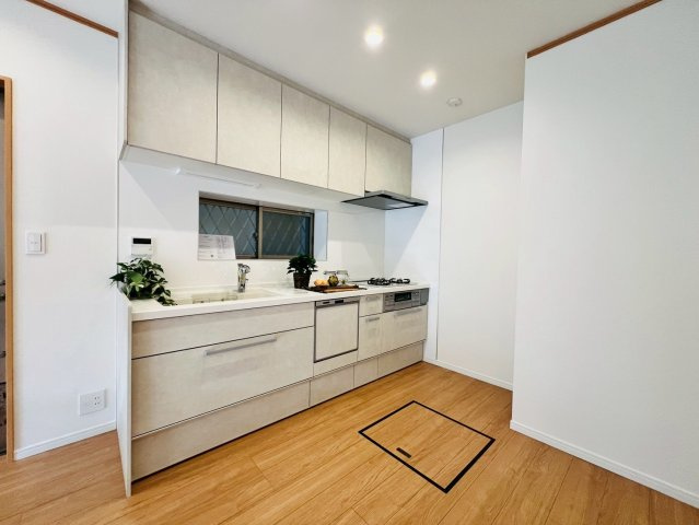 【キッチン】 | 練馬区西大泉１丁目　中古戸建て | 白を基調とした清潔感と気品溢れるキッチンです