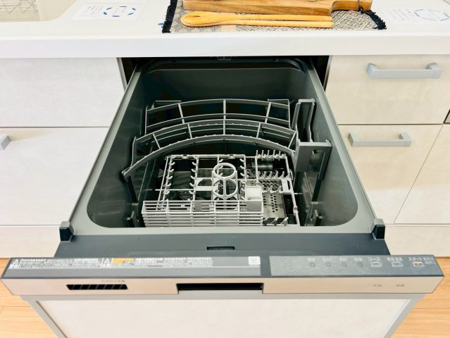 【キッチン】 | 練馬区西大泉１丁目　中古戸建て | 高温・高圧で汚れを落とすビルトイン食洗機、手荒れも防げます