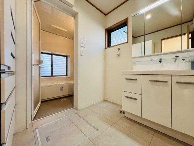 【洗面所】 | 練馬区西大泉１丁目　中古戸建て | 清潔感のあるホワイト調で統一されたスッキリと見映えの良い空間