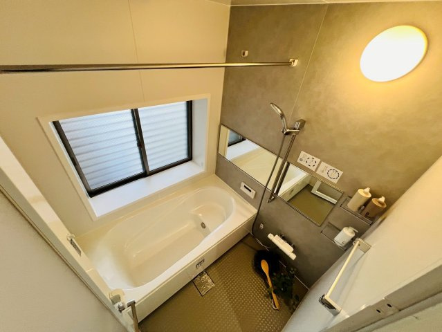 【浴室】 | 練馬区西大泉１丁目　中古戸建て | 大きな窓で採光と開放感いっぱい、心も体もオフにして寛げます