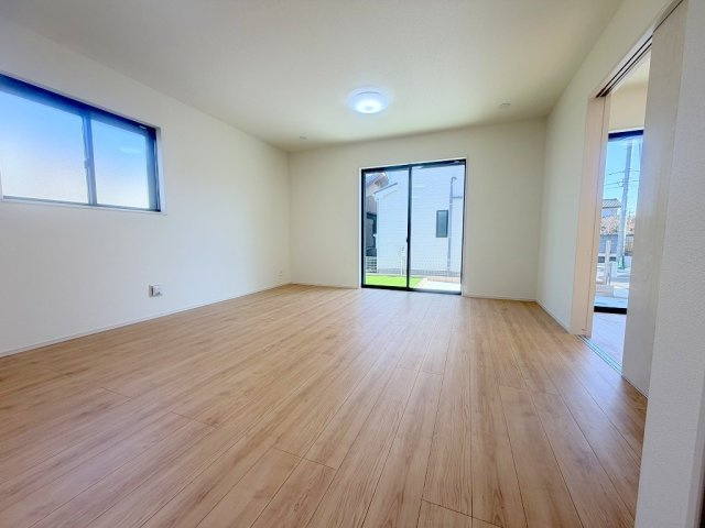 三郷市番匠免1丁目　新築戸建　全5棟　D号棟の居間・リビング|家族団らんで過ごすリビングは16帖の広さを確保