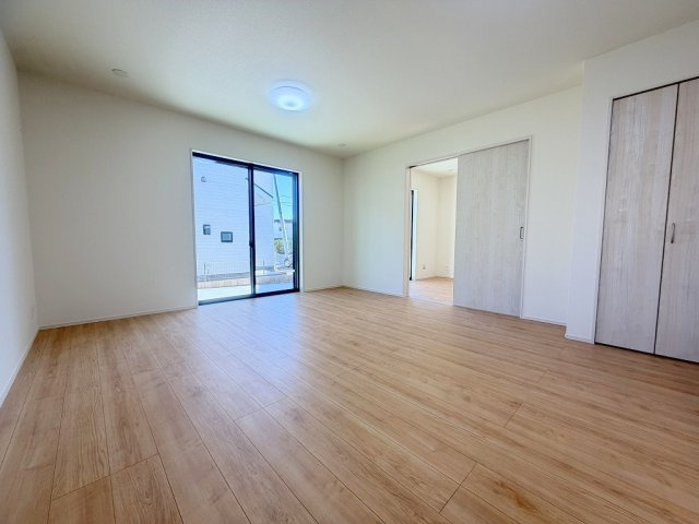 三郷市番匠免1丁目　新築戸建　全5棟　D号棟の洋室|バルコニーに面した明るい洋室7.5帖