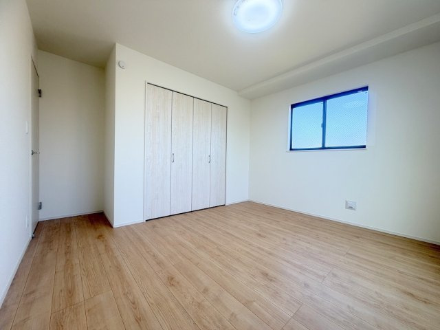 三郷市番匠免1丁目　新築戸建　全5棟　D号棟の洋室|クローゼット付きの洋室7.5帖