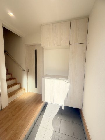 三郷市番匠免1丁目　新築戸建　全5棟　D号棟の玄関|カウンター部分にはお好きなインテリアが飾れます