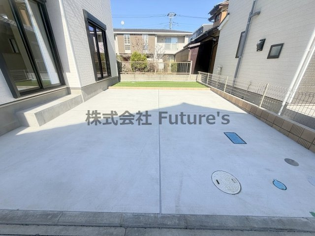 三郷市番匠免1丁目　新築戸建　全5棟　D号棟の駐車場|家族の車＋来客用にも便利な並列2台駐車