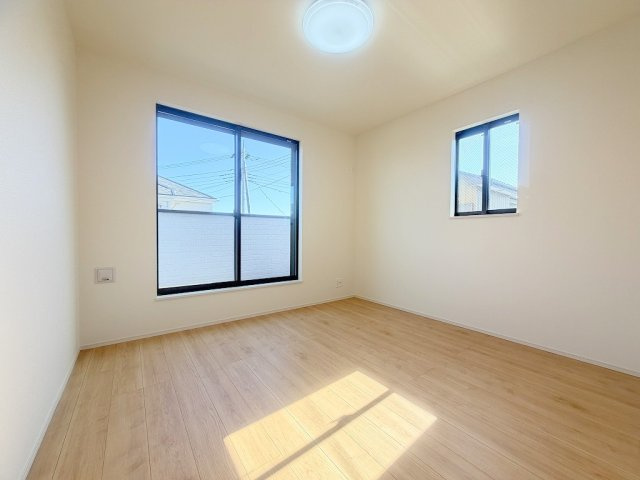 三郷市番匠免1丁目　新築戸建　全5棟　D号棟の洋室|バルコニーに面した明るい洋室6帖