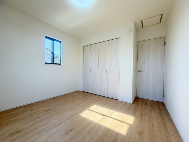 三郷市番匠免1丁目　新築戸建　全5棟　D号棟の洋室|各居室に収納完備でお部屋がスッキリ片付きます