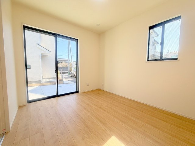 三郷市番匠免1丁目　新築戸建　全5棟　D号棟の洋室|1階リビング横の洋室はお子様の遊び場やお昼寝スペースとしても活用できます